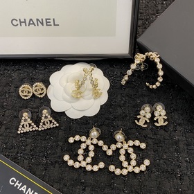 Код E2005 0257820 Популярные серьги Chanel. Новинка. Оригинальны