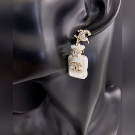 Новейшие серьги Chanel в форме флакона духов с пятиконечной звезд