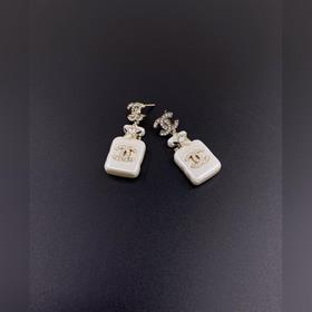 Новейшие серьги Chanel в форме флакона духов с пятиконечной звезд
