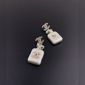 Новейшие серьги Chanel в форме флакона духов с пятиконечной звезд
