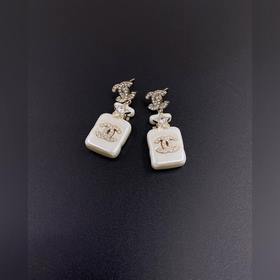 Новейшие серьги Chanel в форме флакона духов с пятиконечной звезд