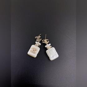 Новейшие серьги Chanel в форме флакона духов с пятиконечной звезд