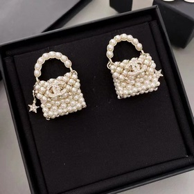 Новейшая модель сережек Chanel с жемчужинами. Изготовлены из лату