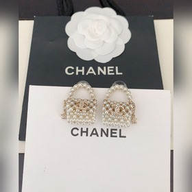 Новейшая модель сережек Chanel с жемчужинами. Изготовлены из лату
