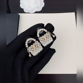 Новейшая модель сережек Chanel с жемчужинами. Изготовлены из лату