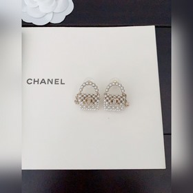 Новейшая модель сережек Chanel с жемчужинами. Изготовлены из лату