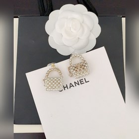 Новейшая модель сережек Chanel с жемчужинами. Изготовлены из лату