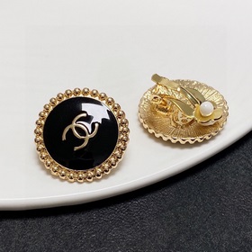 Серьги-клипсы CHANEl в стиле «маленький аромат» не требуют прокол