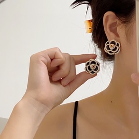 Серьги-клипсы CHANEl в стиле «маленький аромат» не требуют прокол