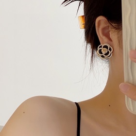 Серьги-клипсы CHANEl в стиле «маленький аромат» не требуют прокол