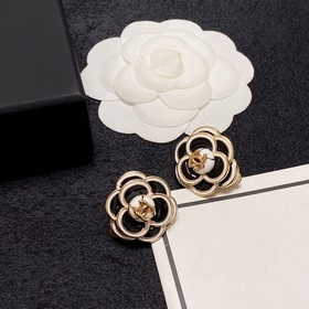 Серьги-клипсы CHANEl в стиле «маленький аромат» не требуют прокол