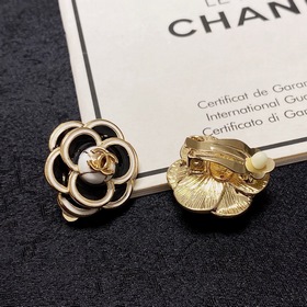 Серьги-клипсы CHANEl в стиле «маленький аромат» не требуют прокол