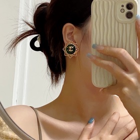 Серьги-клипсы CHANEl в стиле «маленький аромат» не требуют прокол