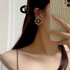Серьги-клипсы CHANEl в стиле «маленький аромат» не требуют прокол