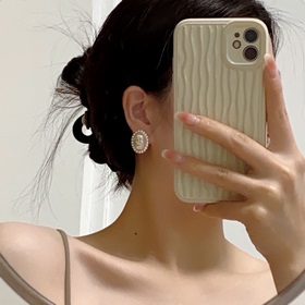 Новые серьги-клипсы CHANEl, синхронно представленные в магазинах
