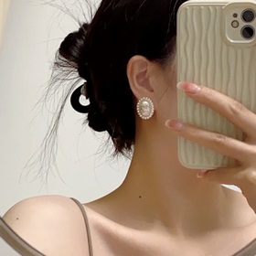 Новые серьги-клипсы CHANEl, синхронно представленные в магазинах 