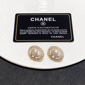 Новые серьги-клипсы CHANEl, синхронно представленные в магазинах 