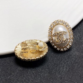 Новые серьги-клипсы CHANEl, синхронно представленные в магазинах 