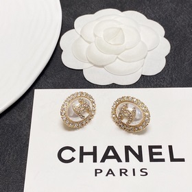 Новые серьги-клипсы CHANEl, синхронно представленные в магазинах 