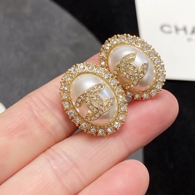 Новые серьги-клипсы CHANEl, синхронно представленные в магазинах 