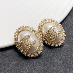 Новые серьги-клипсы CHANEl, синхронно представленные в магазинах 