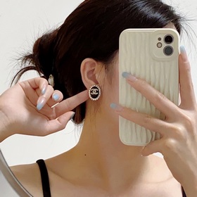 Новые серьги-клипсы CHANEl, синхронно представленные в магазинах