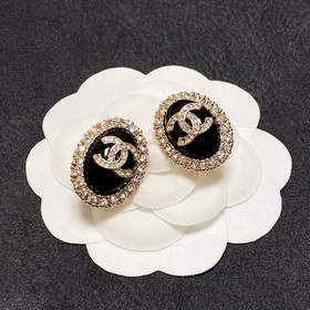 Новые серьги-клипсы CHANEl, синхронно представленные в магазинах 