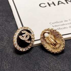 Новые серьги-клипсы CHANEl, синхронно представленные в магазинах 