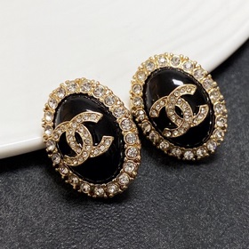 Новые серьги-клипсы CHANEl, синхронно представленные в магазинах 