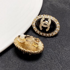 Новые серьги-клипсы CHANEl, синхронно представленные в магазинах 