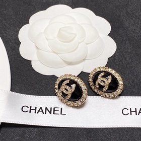 Новые серьги-клипсы CHANEl, синхронно представленные в магазинах 