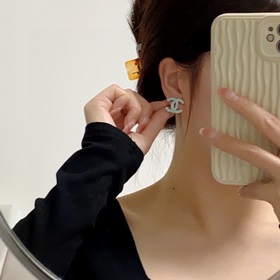 Новинка от CHANEL. Индивидуальные модные серьги-гвоздики Tiffany
