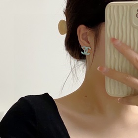 Новинка от CHANEL. Индивидуальные модные серьги-гвоздики Tiffany 