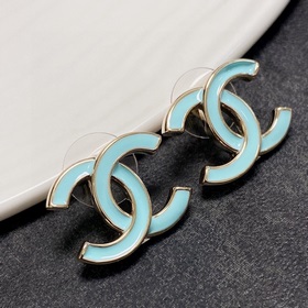 Новинка от CHANEL. Индивидуальные модные серьги-гвоздики Tiffany 