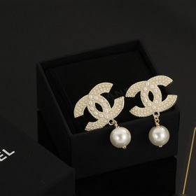 Маленькие серьги Chanel с жемчугом, модные и универсальные, очень