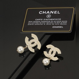 Маленькие серьги Chanel с жемчугом, модные и универсальные, очень
