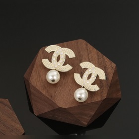 Маленькие серьги Chanel с жемчугом, модные и универсальные, очень