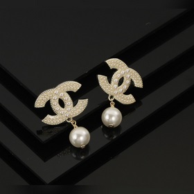 Маленькие серьги Chanel с жемчугом, модные и универсальные, очень