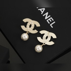 Маленькие серьги Chanel с жемчугом, модные и универсальные, очень