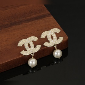 Маленькие серьги Chanel с жемчугом, модные и универсальные, очень
