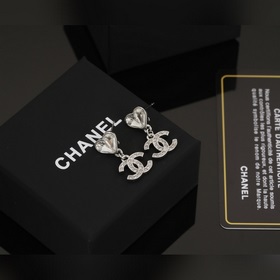 Милые серьги-гвоздики от модного бренда Chanel. Новая весенняя ко