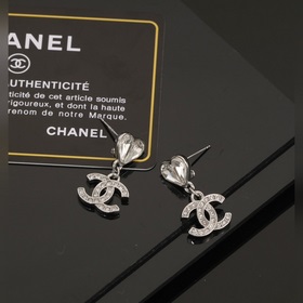 Милые серьги-гвоздики от модного бренда Chanel. Новая весенняя ко