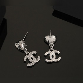 Милые серьги-гвоздики от модного бренда Chanel. Новая весенняя ко