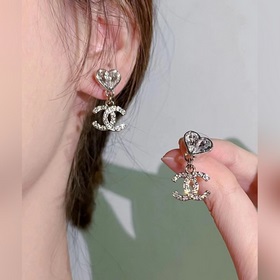 Милые серьги-гвоздики от модного бренда Chanel. Новая весенняя ко