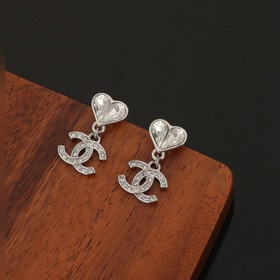 Милые серьги-гвоздики от модного бренда Chanel. Новая весенняя ко