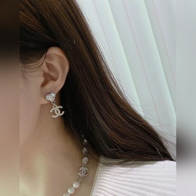 Милые серьги-гвоздики от модного бренда Chanel. Новая весенняя ко