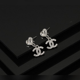 Милые серьги-гвоздики от модного бренда Chanel. Новая весенняя ко