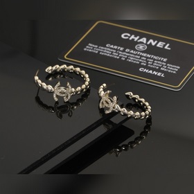 Сережки Chanel светло-золотого цвета, соответствующие последним т