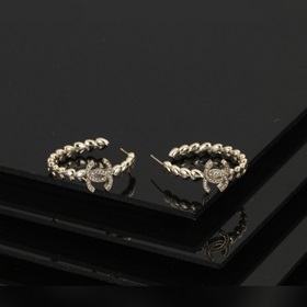 Сережки Chanel светло-золотого цвета, соответствующие последним т