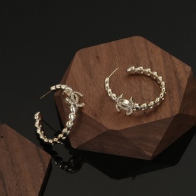 Сережки Chanel светло-золотого цвета, соответствующие последним т